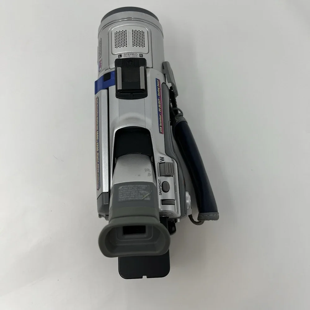 JVC GR-DV800U MiniDV Camcorder 300x Digital Video Camera – Powers On, LCD Not Wo
